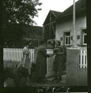 Begrüßung von evakuierten Bewohnern eines Dorfes am Westwall durch eine Arbeitsmaid des Reichsarbeitesdienstes