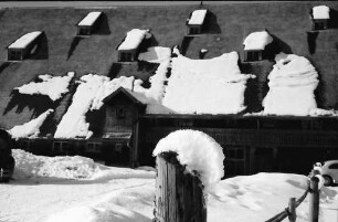 Hinterzarten: Schneefetzen auf Dachgiebel