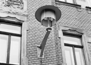 Elektrische Straßenleuchte mit an der Hauswand montiertem Ausleger : Dresden-Neustadt, Leipziger Straße 38. Elektrische Straßenleuchte mit an der Hauswand montiertem Ausleger