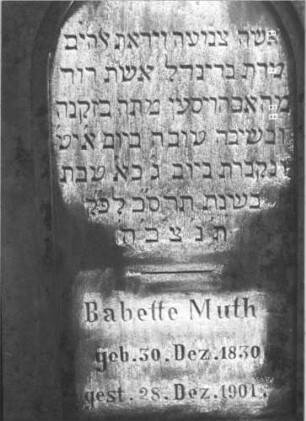 Grabstein 62 (Index: 100105119) Material: Sandstein Zustand: sehr gut Maße HxBxT: 159x68x31 cm Beschreibung: Stele, Sockel profiliert, Volutengiebel mit Verdachung, Mittelakroter, Schriftfeld eingetieft mit Rundbogenabschluß: Grabstein 62A