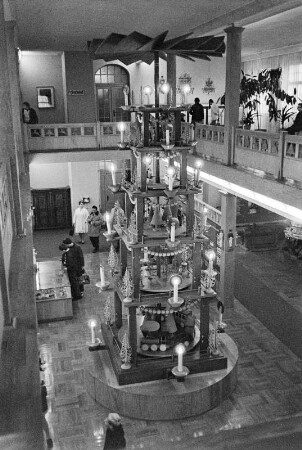 Spielwarenmuseum Seiffen : Seiffen. Erzgebirgisches Spielzeugmuseum. Blick von der Galerie auf die große 5-stöckige Weihnachtspyramide