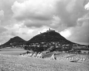 Bösig (Bezděz) Ortsansicht mit Burg Bösig (Burg Bezděz; 1264/97)