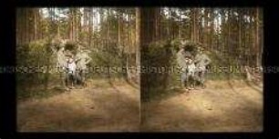 Soldaten vor dem Unterstand im Waldgebiet