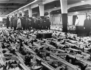 Fischauktion : Hamburg. Fischmarkt. In der Altonaer Fischaktionshalle wird fangfrischer Fisch versteigert. Interessenten schauen sich die einzelnen Lose an