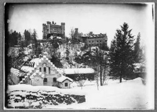 Am Schloss Hohenschwangau bei Füssen im Allgäu : Schwangau. Schloss Hohenschwangau (Umbau 1833–1837). Teilansicht von Süden über das Gasthaus "Schlossbräustüberl"
