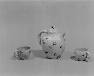 Teetasse : Teeservice. Zwei Tassen und Kanne (um 1925; wohl K. Feuerriegel)