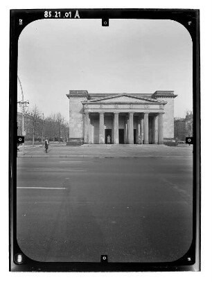 Berlin-Mitte, Unter den Linden. Neue Wache (1816-1818; K. F. Schinkel, 1930-1931; H. Tessenow). Straßenfront