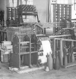 Vorarbeitsstuhl, Seitenansicht : Technikgeschichte | Technologie | Fasern, Gespinste und Gewebe | Teppichweberei, Vereinigte Smyrna-Teppichfabriken AG, Cottbus | Velour-Teppiche
