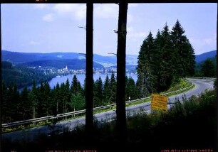 Titisee: Titisee von der Saiger Höhe an der Einmündung der Saiger Straße in die B 317, mit Schild