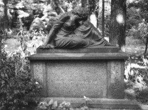 Grabmal der Familie Grafe (?) : Grabmal der Familie Grafe (?). Stein. um 1935. Dresden-Trachau, Heidefriedhof