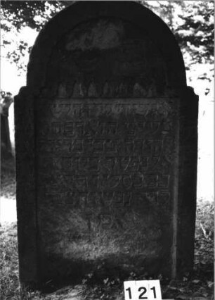 Grabstein 121 (Index: 100085501) Maße HxBxT: 138x85x14 cm Beschreibung: Stele, eingezog. Rundbogenabschl. , Zahnfries, Schriftfeld eingetieft auf Vorderseite: Grabstein 121