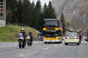 Postbus in Säntis : Mit 2502 Metern Höhe ist der Säntis der höchste Gipfel im Alpsteinmassiv, südlich vom Bodensee gelegen. Foto: ein Schweizer Postbus bringt Touristen zur Schwägalp, der Talstation der Säntis-Seilbahn. Aufgenommen in Säntis, 2008