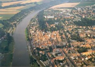 Pirna. Elbe und Altstadt mit Rathaus und Stadtkirche St. Marien gegen ehem. Festung Sonnenstein. Luftbild-Schrägaufnahme von Westnordwest
