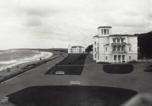 Villa "Großfürstin Marie" und Haus "Bischofsstab" : Heiligendamm, Strandpromenade. Blick vom Hotel "Kurhaus" gegen Villa "Großfürstin Marie" und Haus "Bischofsstab"