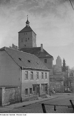 Blick auf die Kirche St. Marien, mit dem Burgturm der Ilburg im Hintergrund