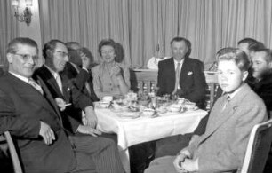 Glotterbad: Kurhaus; Tisch; (links Carl Egon Mez)