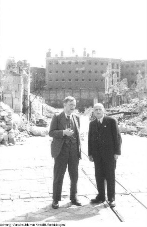 Dresden, Neumarkt. Dresdner Kreuzchor am Lutherdenkmal vor der Ruine der Frauenkirche, u.a., um 1946