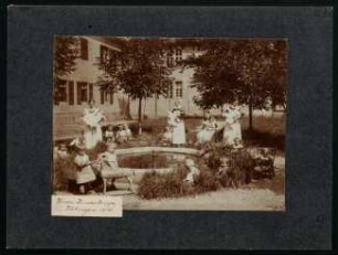PA 6124, Kriegskinderkrippe Tübingen (1915), Außenaufnahme mit Brunnen. Foto Sinner