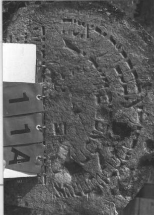 Grabstein 11 (Index: 100009459) Zustand: zur Hälfte eingesunken, zum Teil abgebröckelt Maße HxBxT: 54x60x11 cm: Grabstein 11A