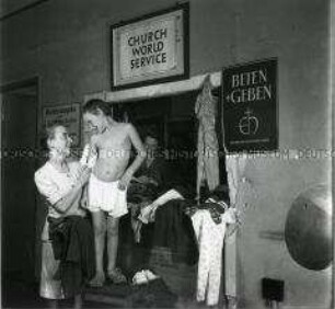 Das Evangelische Hilfswerk verteilt von amerikanischen Kirchen gespendete Kleidung