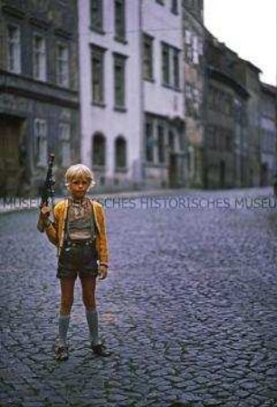 Junge mit Spielzeuggewehr