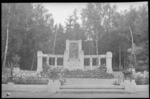 Leitmeritz. Kaiser-Franz-Josefs-Denkmal im Stadtpark : Leitmeritz. Denkmal für Franz Joseph I., Kaiser von Österreich (1908; Bronzerelief von Theodor Charlemont, Architektur von Steinmetz Josef Fiala) am Eingang zum Stadtpark