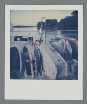 Blick von einem Schiff auf die Donau, im Vordergrund eine Ankerwinde