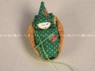 Christbaumschmuck: Nusshälfte mit Figur