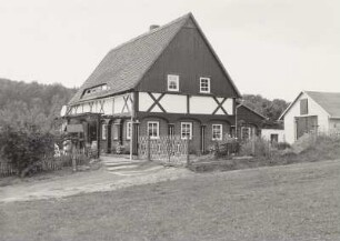 Wohnhaus mit Nebengebäude