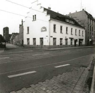 Cottbus, Straße der Jugend 155/Ecke Bürgerstraße. Wohnhaus mit Laden. Eckansicht