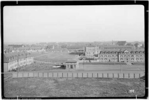 Rössen, Blick von Bau Me 24 Verwaltungsgebäude und Laboratorium auf die Siedlung, Me 129
