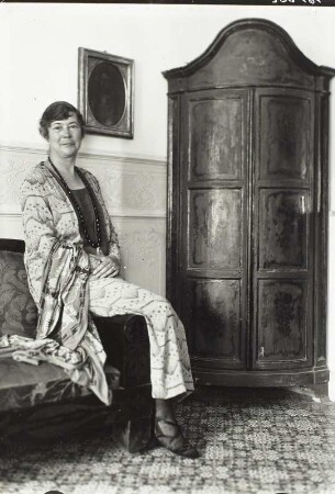 Loschwitzer Porträts. Dame mit Stola auf einer Sofalehne sitzend