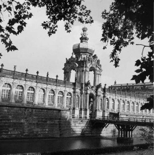 Dresden-Altstadt. Zwinger (1709-1728; M. D. Pöppelmann, B. Permoser). Langgalerie mit Kronentor (1714-1715)