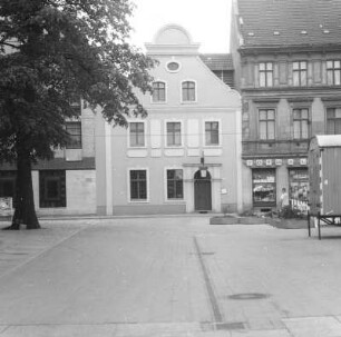 Cottbus-Mitte, Sandower Straße 57. Wohnhaus mit Gaststätte "Paulaner" (1781). Straßenfront