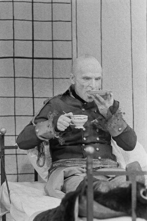 Szenenbilder aus "Der Müller von Sanssouci" von Peter Hacks in der Regie von Wolfgang Langhoff. Kammerspiele (Deutsches Theater) Berlin, Uraufführung 05.03.1958 : Mit Herwart Grosse als Friedrich II., Paul R. Henker als Müller, Ernst Kahler, Josef von Santen als Prinz Heinrich, Hans Stetter als de Catt, Werner Pledath als Bäcker Wewerka, Werner Segtrop, Ulrich Thein als Knecht Nickel, Karla Runkehl als Magd, A. P. Hoffmann als Landrat Tornow, Harry Berber als Trescho u. a.