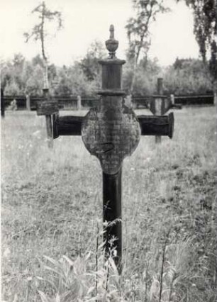 Hölzernes Grabkreuz in Sprey : Bildende Volkskunst - Holz. Ort: Sprjowje / Sprey. Hölzernes Grabmal.