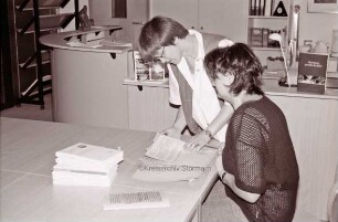 Mommsenstraße 14: Benutzerraum: Jutta Gaede und Karin Börgers