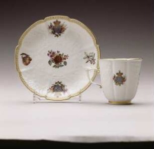 Zwei Henkelbecher und Unterschalen mit Monogramm von Zar Peter I. und Blumendekor — Kat. Nr. 339: Henkelbecher und Unterschale