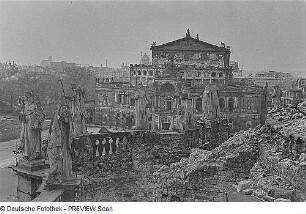 Dresden. Blick von der Ruine der Katholischen Hofkirche zur Ruine des Opernhauses
