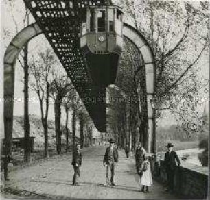 Wuppertaler Schwebebahn ("Einschienige Hängebahn System Eugen Langen") auf der Strecke Barmen-Elberfeld