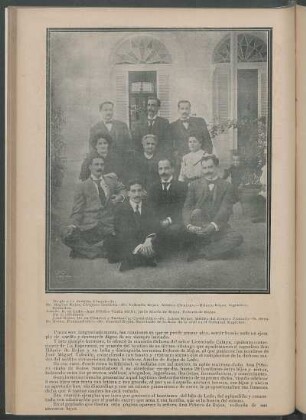 [La señora Ana Piñeiro de Rojas rodeada de sus hijos.] [Fotografía]