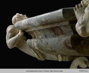 Venusbrunnen : Konsole mit vier wasserspeienden Satyrn