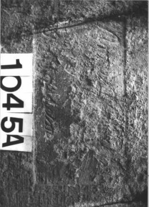 Grabstein 1045 (Index: 99899653) Material: Sandstein Zustand: angewittert, Rückseite verwittert Maße HxBxT: 122x69x10 cm Beschreibung: Stele mit eingezogenem Rundbogenabschluss, Einzüge halbrund erhöht: Grabstein 1045A