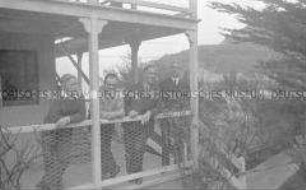 Selbstversenkung des Hochseepassagierdampfers "Columbus" am 19. Dezember 1939, vier Besatzungsangehörige im Internierungslager auf Angel Island, Kalifornien, auf einer Veranda stehend