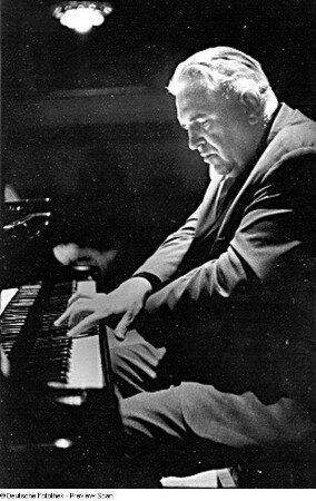 Hans Richter-Haaser : Portrait des Pianisten Hans Richter-Haaser am Flügel