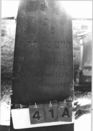 Grabstein 41 (Index: 100105704) Material: Sandstein Zustand: Risse Maße HxBxT: 173x50x44 cm Beschreibung: Obelisk, getreppter Sockel: Grabstein 41A