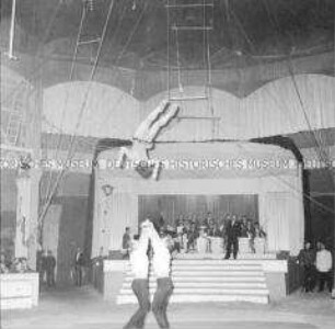 Turnakrobatik im Circus Busch in Berlin (Ost)