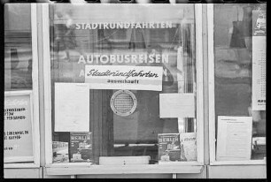 Unbesetzter Verkaufsschalter für Busfahrten, Mitte 1960er Jahre. SW-Foto © Kurt Schwarz.