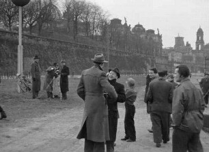 Carola-Brücke Dresden, Sprengung des alten Brückenträgers am 7. März 1952 [Archivtitel]