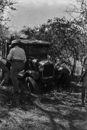 Autopanne : Auf dem Weg durch die Steppe ist das Auto im Boden eingebrochen.